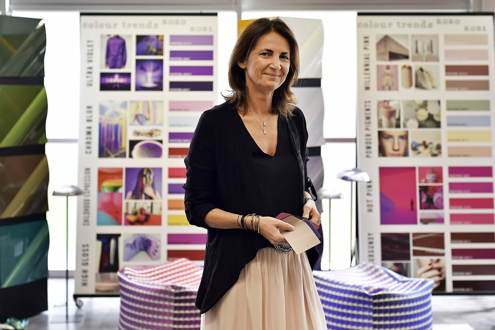 Rossella Guasco vice presidente CMF design Stellantis au milieu de ses echantillons de couleurs et de tissus