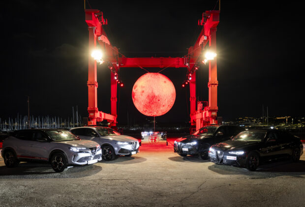 presentation Alfa Romeo Edizione Luna Rossa a Naples avec eclairage rouge