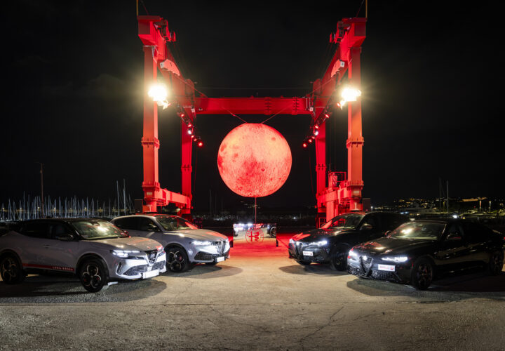 presentation Alfa Romeo Edizione Luna Rossa a Naples avec eclairage rouge