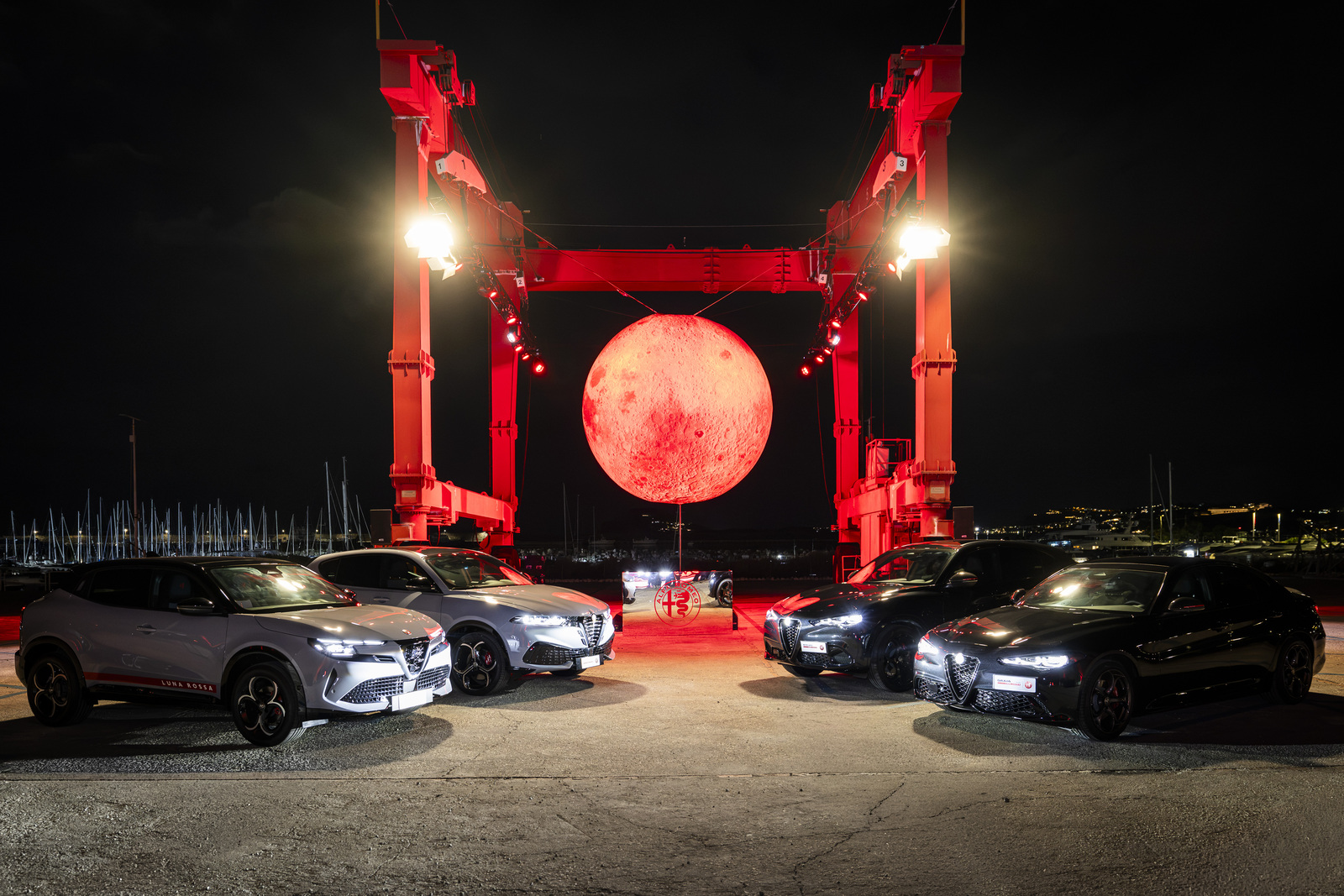 presentation Alfa Romeo Edizione Luna Rossa a Naples avec eclairage rouge