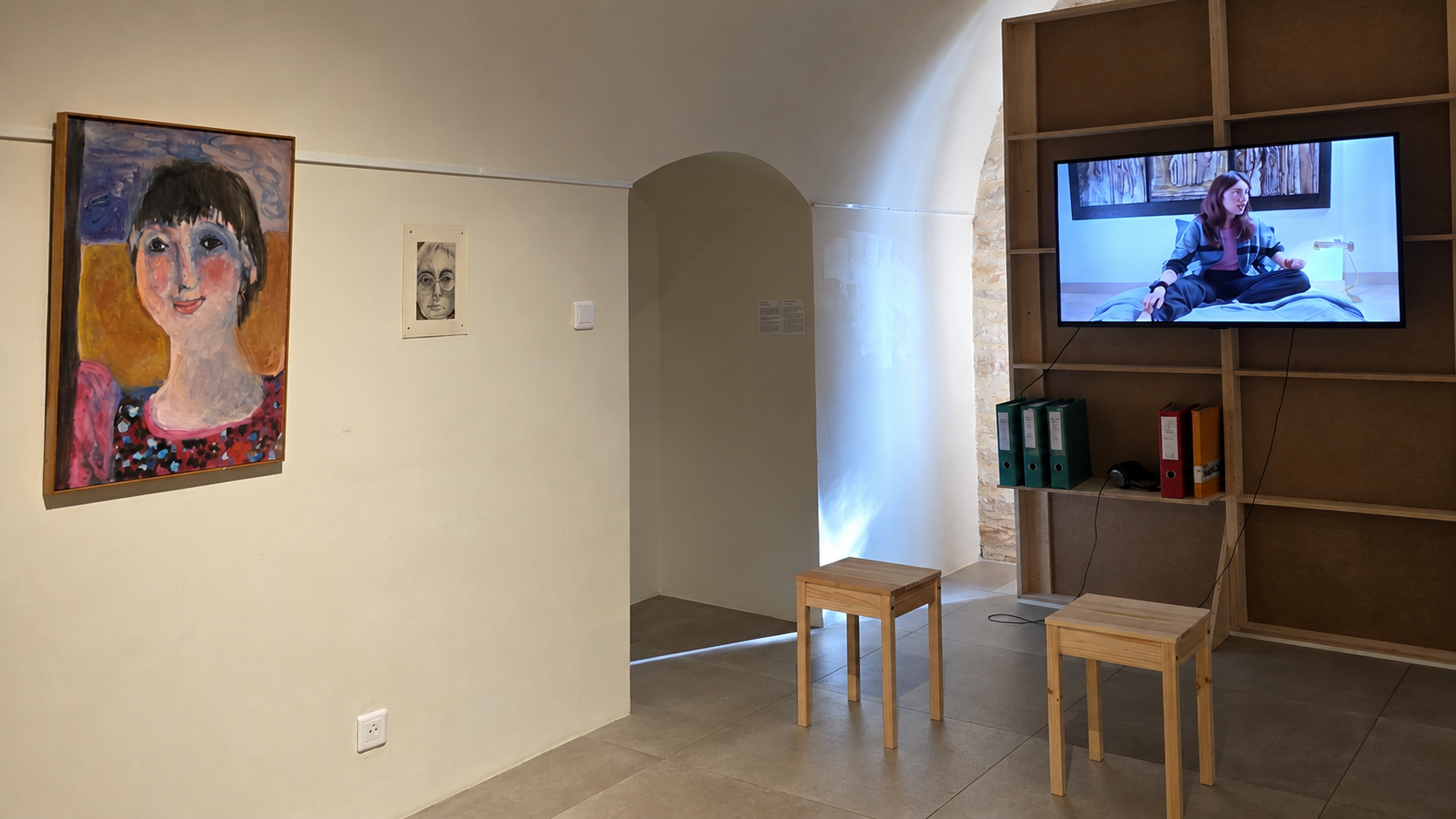 Vue de l’installation de Laure Subreville à la Fondation Renaud, avec peintures et écran vidéo.
