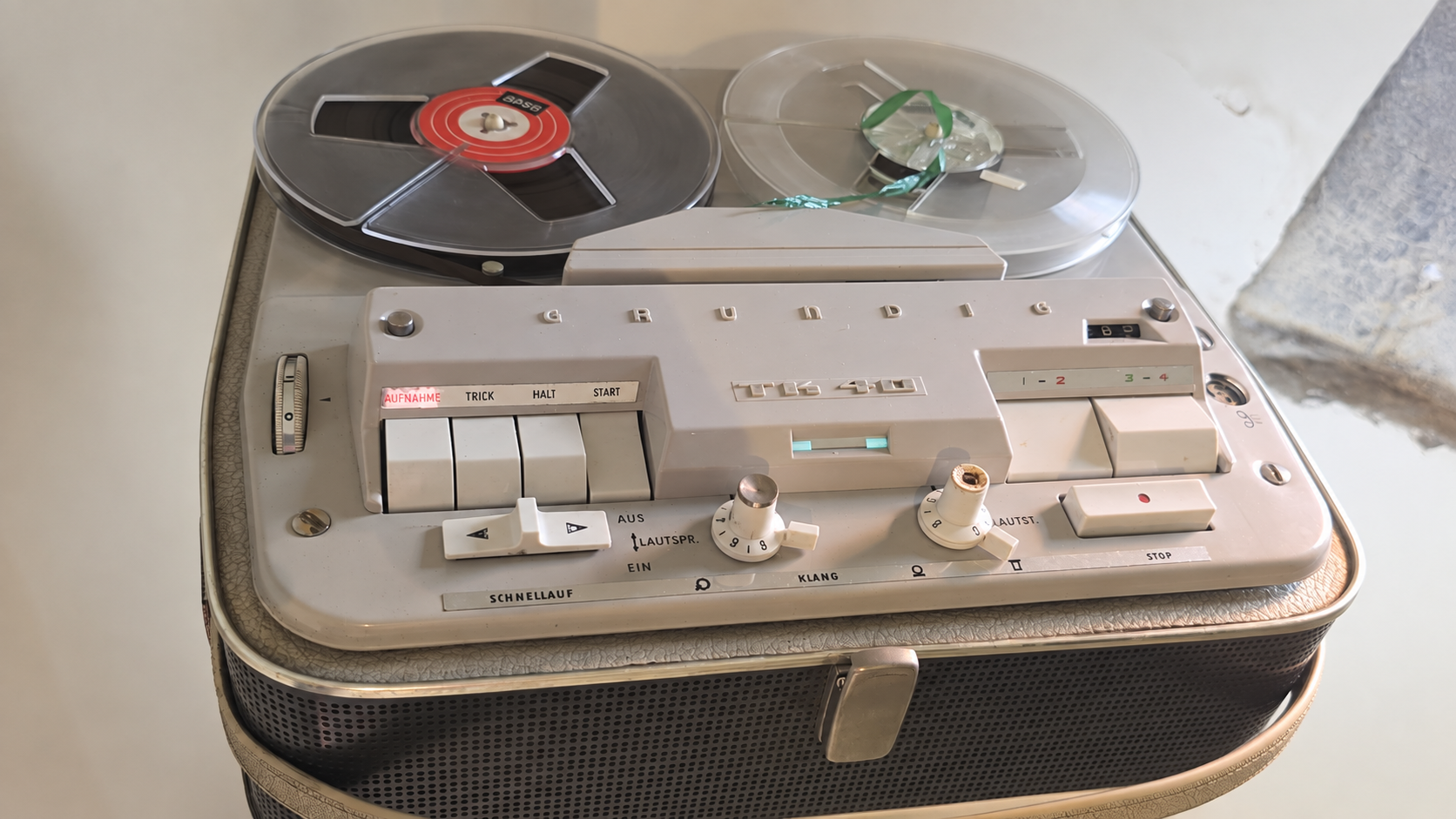 Magnétophone à bandes Grundig présenté dans le projet de Laure Subreville à la Fondation Renaud.