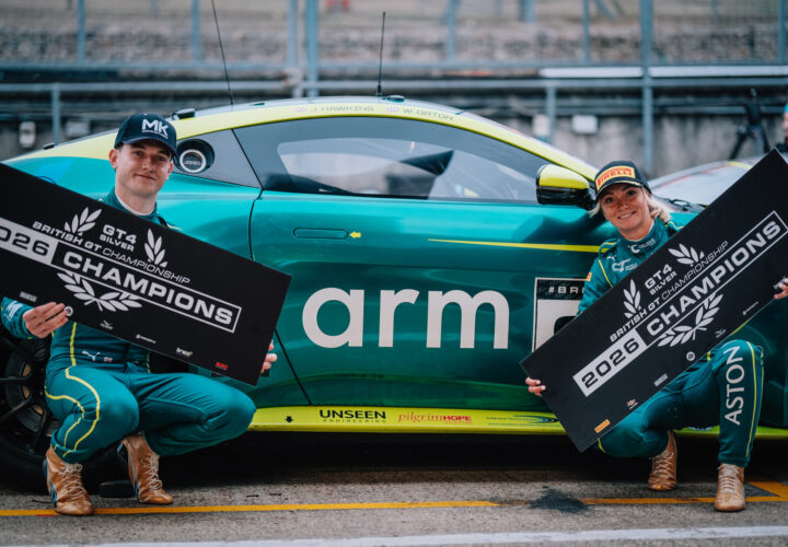 Jessica Hawkins championne British GT4 Silver Cup avec Aston Martin a Brands Hatch