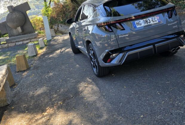 Arrière du Hyundai Tucson Hybrid stationné devant la Fondation Renaud.