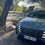 Hyundai Tucson Hybrid N Line photographié de face devant la Fondation Renaud au Fort de Vaise