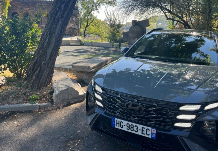Hyundai Tucson Hybrid N Line photographié de face devant la Fondation Renaud au Fort de Vaise