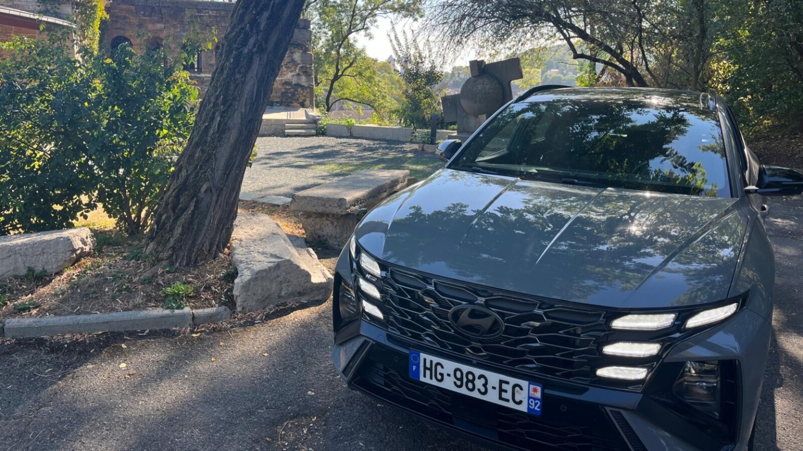 Hyundai Tucson Hybrid N Line photographié de face devant la Fondation Renaud au Fort de Vaise