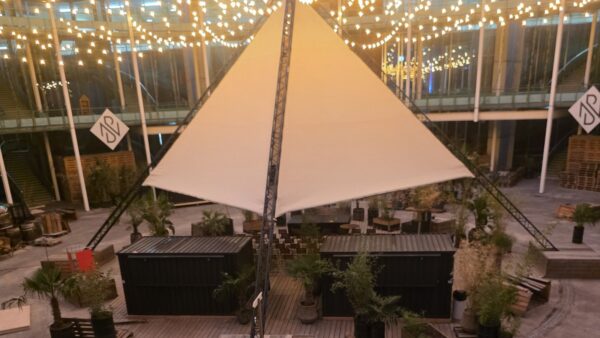 Pyramide de toile et guirlandes lumineuses installées pour la soirée XPENG à Messeplatz.
