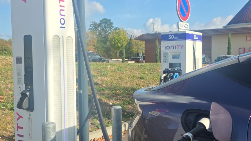 XPENG L03 branchée à une borne Ionity de 350 kW.