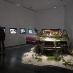 Vue de face de la Renault 9 de Bianca Bondi, entourée de végétaux et de sel, au Large sur l’île Seguin.
