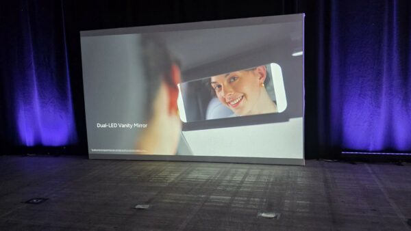 Projection vidéo de Francesco Misceo dans l’espace de présentation XPENG.