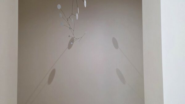 Œuvre suspendue projetant ses ombres dans une salle de la Fondation Beyeler.