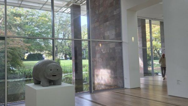 Sculpture installée devant la grande baie vitrée de la Fondation Beyeler.
