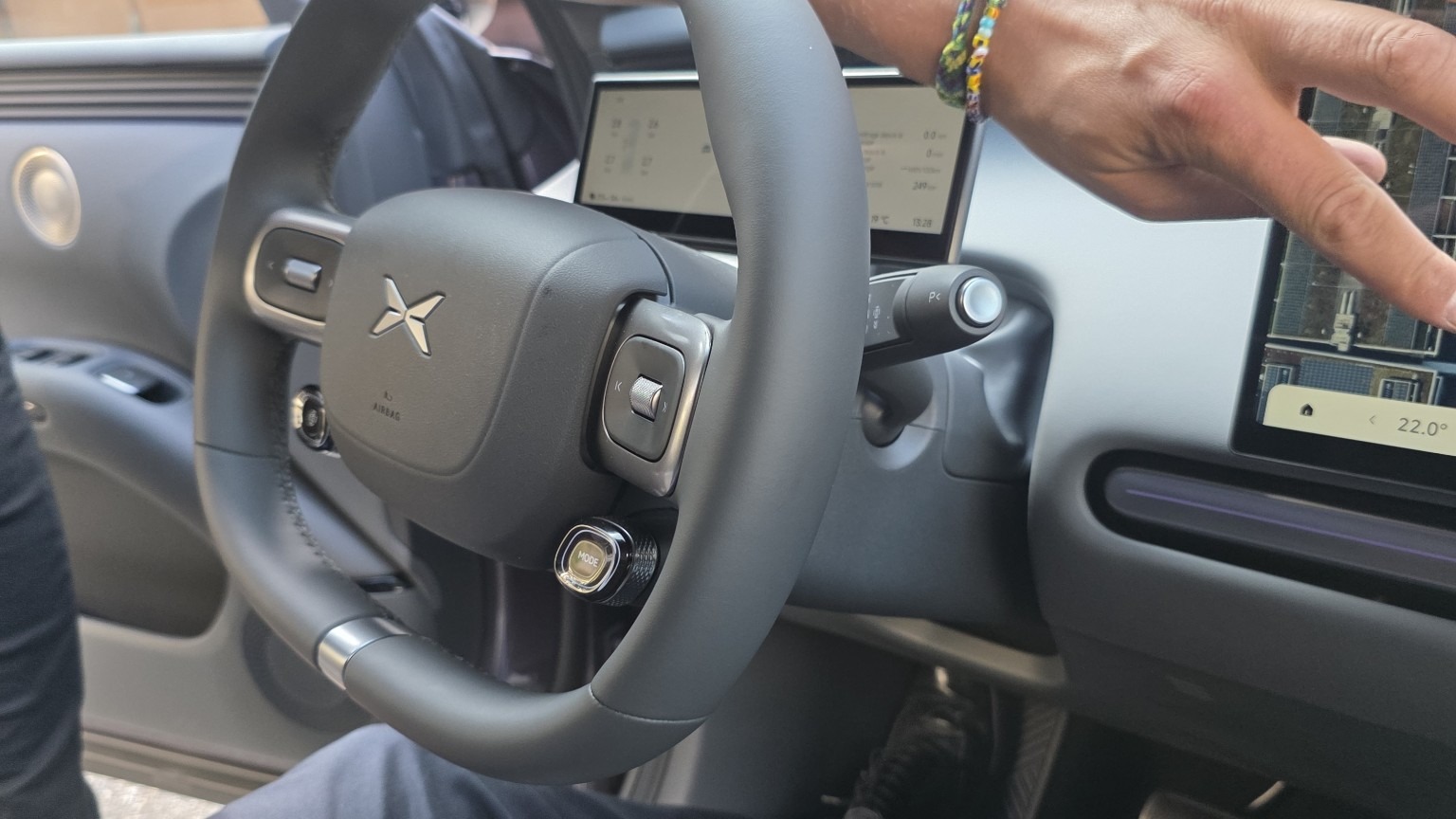 Poste de conduite et volant de la XPENG L03.