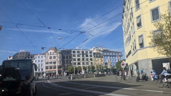 Vue de Bâle à proximité de Messeplatz pendant l’expérience presse XPENG.