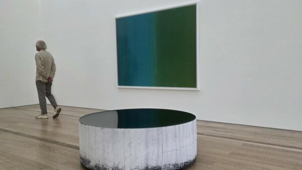 Salle de la Fondation Beyeler avec une œuvre circulaire et une peinture abstraite.