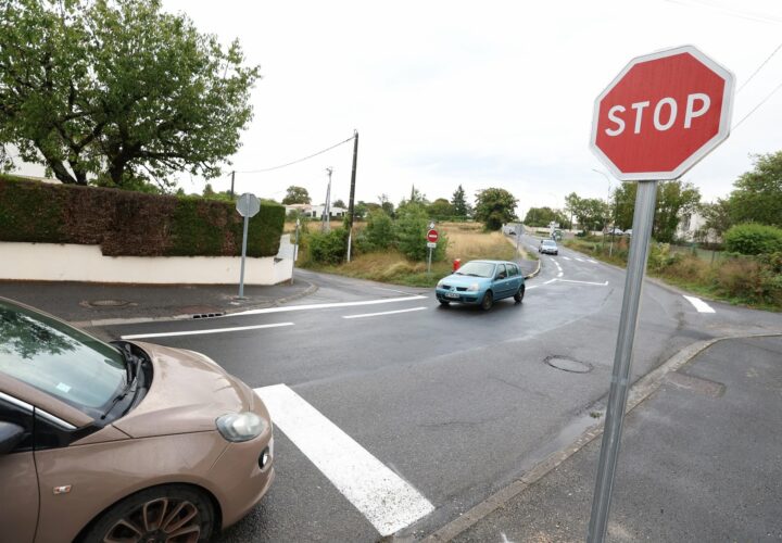 Carrefour à quatre stops : L'anomalie municipale, le piège de la priorité et le verdict des assurances