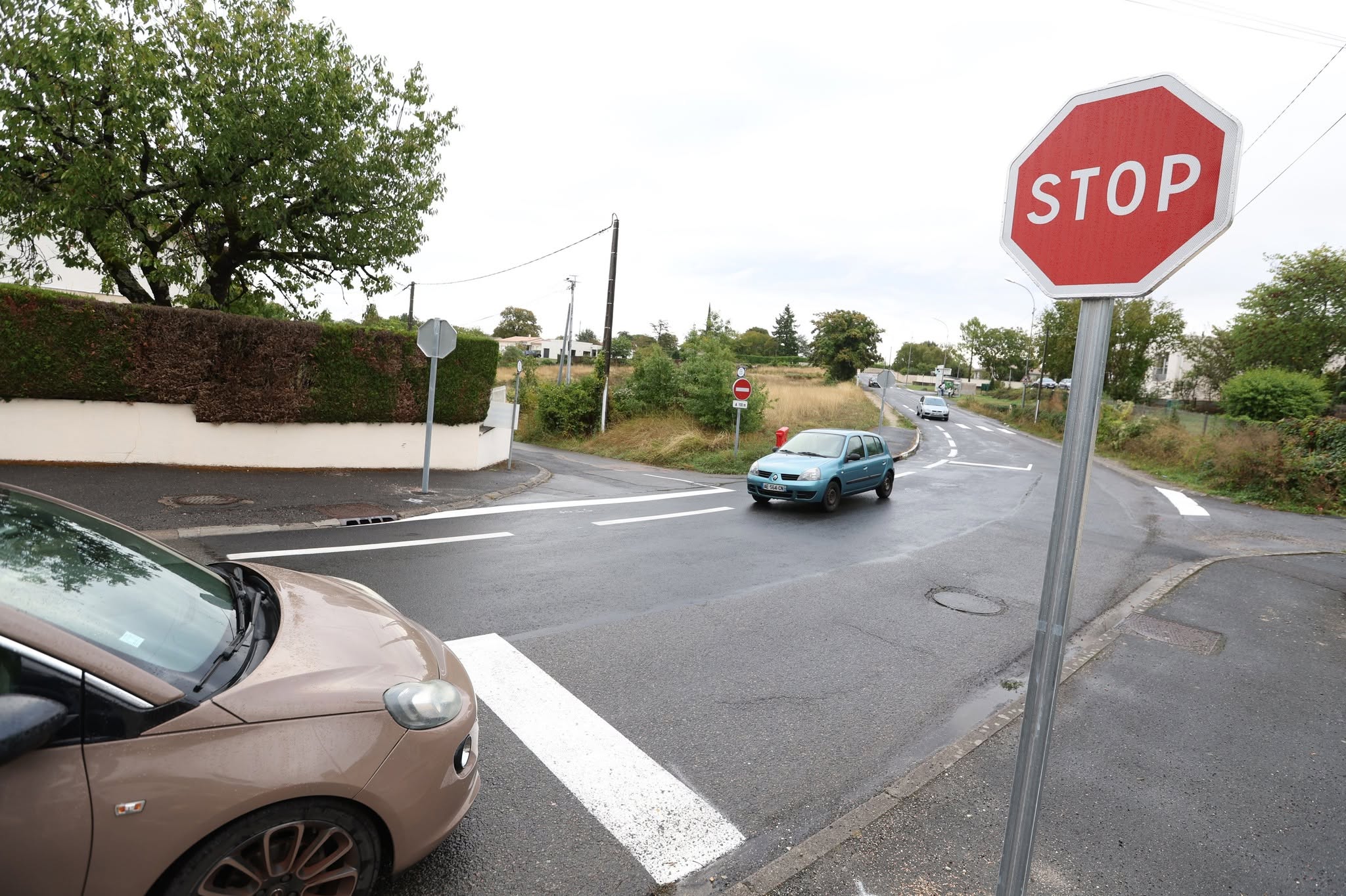 Carrefour à quatre stops : L'anomalie municipale, le piège de la priorité et le verdict des assurances