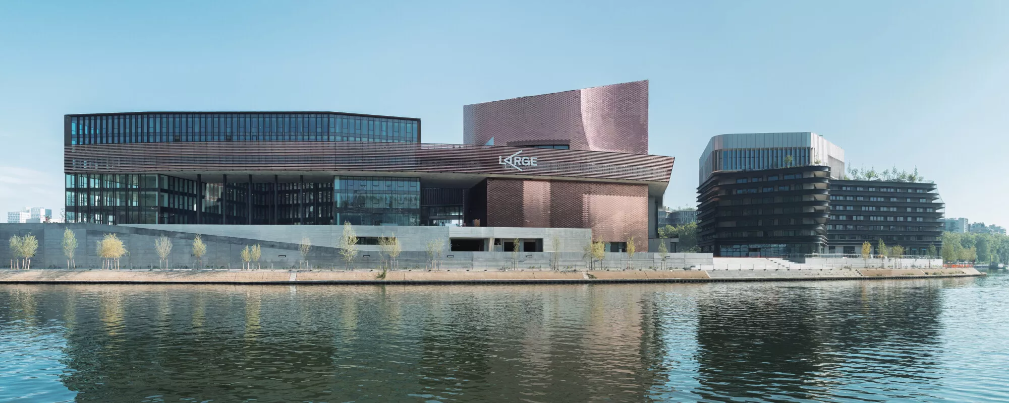 Vue extérieure du centre d’art Le Large sur l’île Seguin, architecture de RCR Arquitectes avec CALQ.