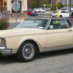Lincoln Continental Mark III noire customisée pour le film Enfer mécanique de 1977