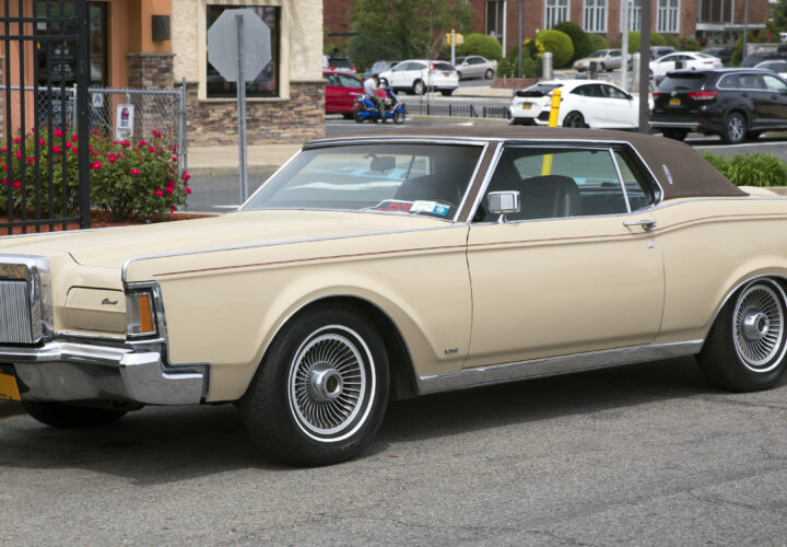 Lincoln Continental Mark III noire customisée pour le film Enfer mécanique de 1977