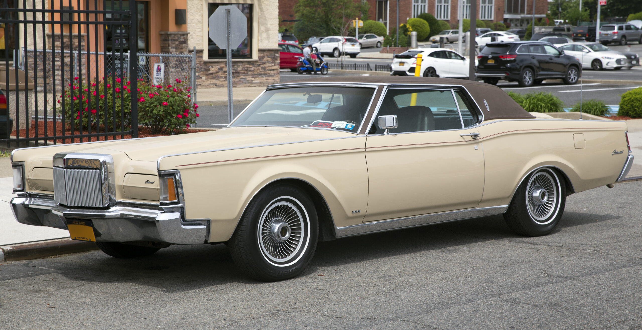 Lincoln Continental Mark III noire customisée pour le film Enfer mécanique de 1977