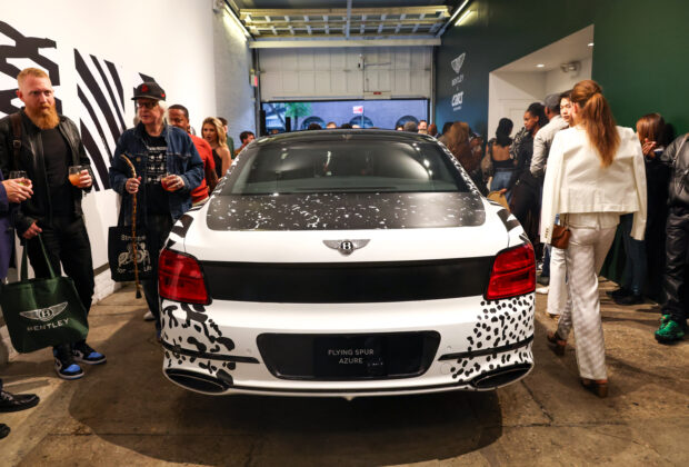 Bentley Torcal bleu Sequin et Flying Spur phosphorescente par Death Spray Custom a New York