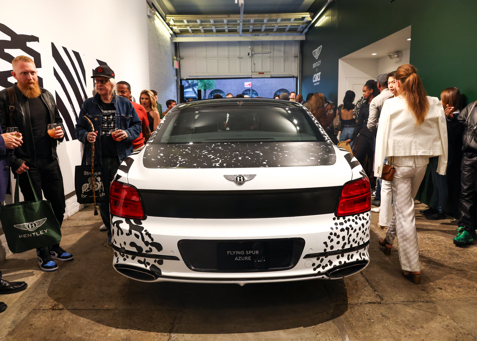 Bentley Torcal bleu Sequin et Flying Spur phosphorescente par Death Spray Custom a New York