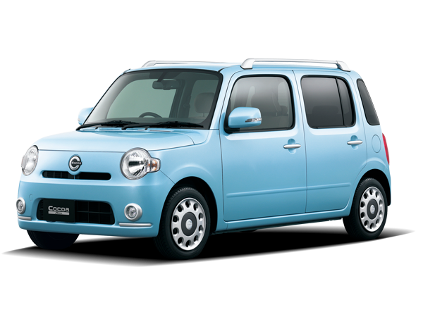 Daihatsu Mira Cocoa bleu clair vue de trois quarts avant sur fond blanc
