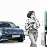 Une femme dessinée en noir et blanc compare les pompes SP95, SP98, diesel et premium, à côté d’une BYD Seal 6 bleue sur fond blanc.