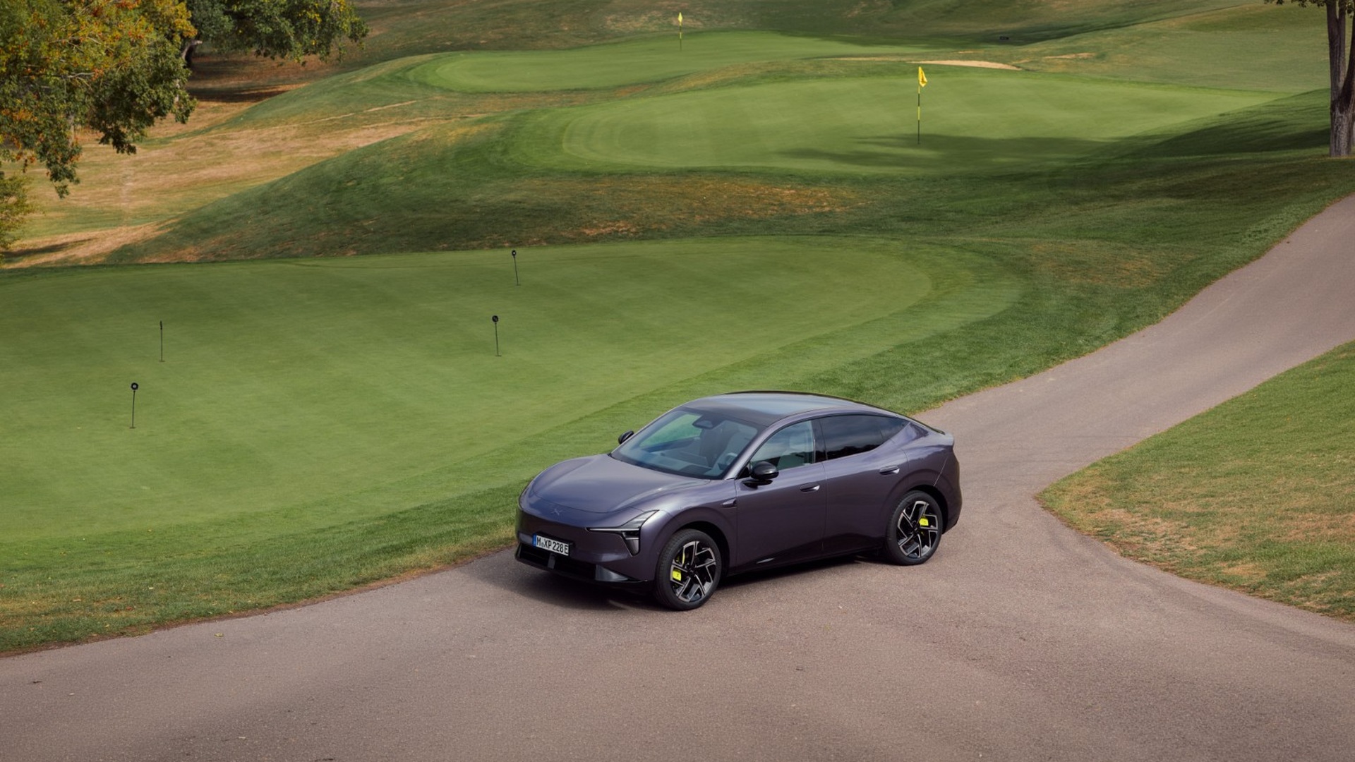XPENG L03 Phantom Purple sur un parcours de golf.