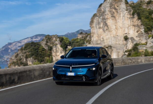 Lancia Gamma bleue en mouvement sur une route de montagne en Campanie