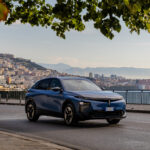 Lancia Gamma bleue vue de trois quarts avant sur les hauteurs de Naples