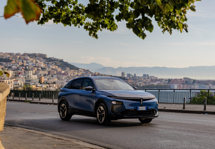 Lancia Gamma bleue vue de trois quarts avant sur les hauteurs de Naples