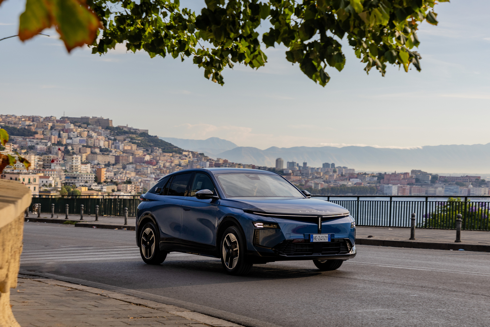 Lancia Gamma bleue vue de trois quarts avant sur les hauteurs de Naples