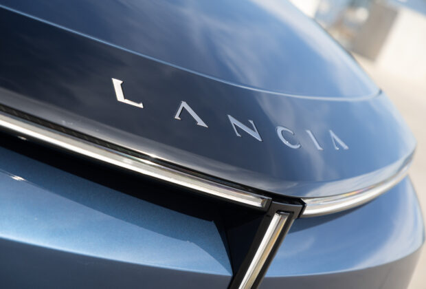 Détail du capot de la Lancia Gamma et de son logo au-dessus de la signature lumineuse