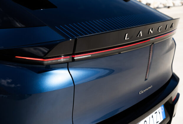 Détail de la poupe de la Lancia Gamma avec bandeau lumineux et monogramme