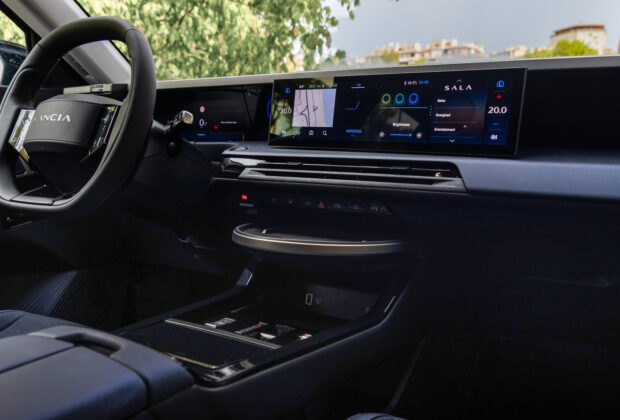 Poste de conduite de la Lancia Gamma avec double écran panoramique