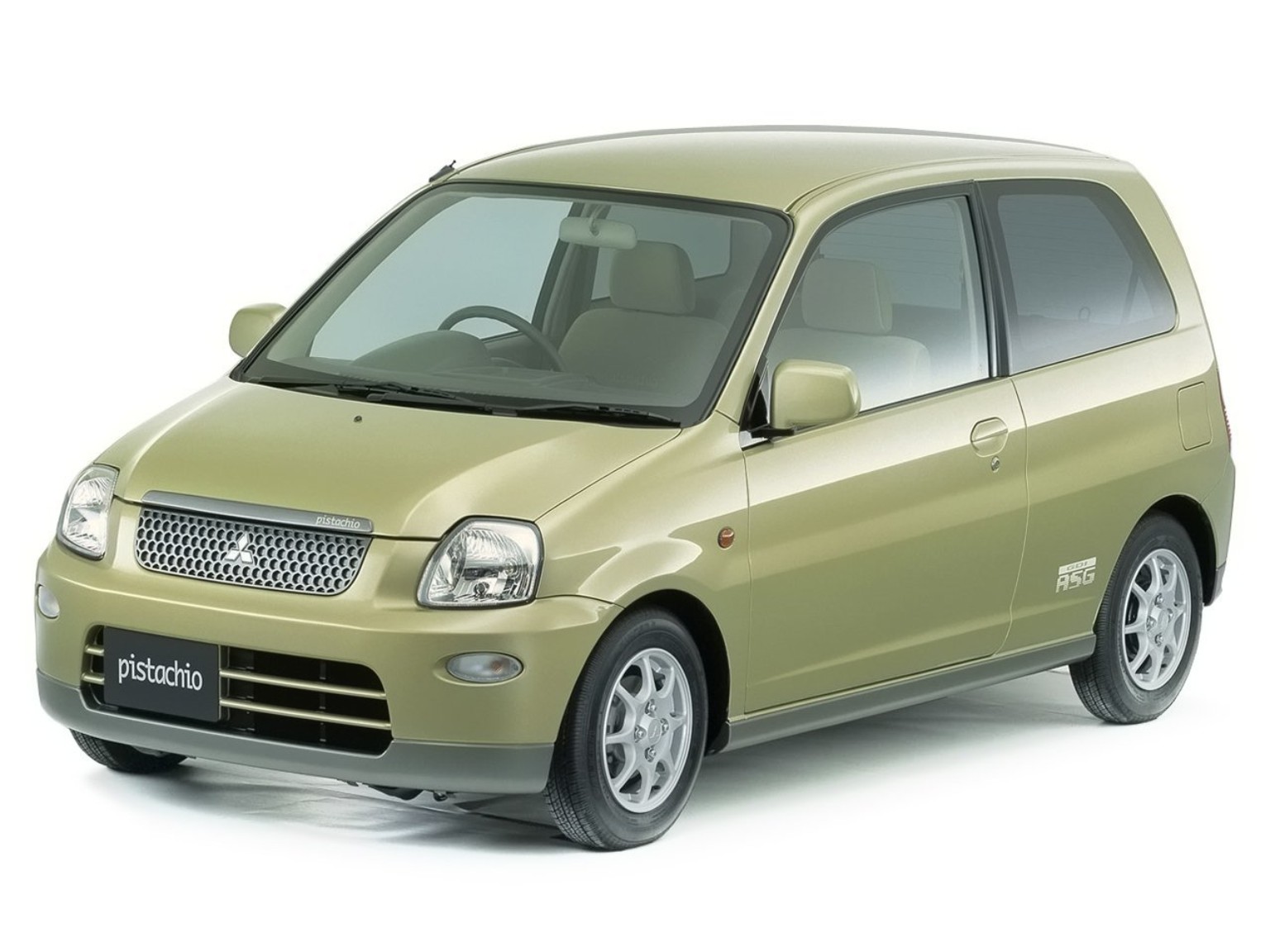 Mitsubishi Pistachio vert amande, vue de trois quarts avant sur fond blanc